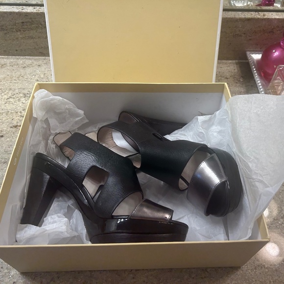 🌸 Like New 🌸 MICHAEL KORS Black Stacked Wedge Sandals/Heels - Picture 6 of 7